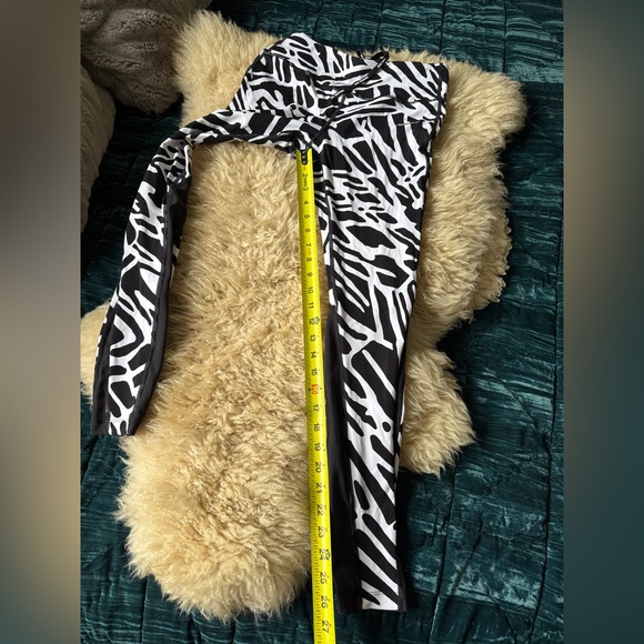 Nike Epic Lux Black and White Dri-FIT Leggings - Picture 3 of 7